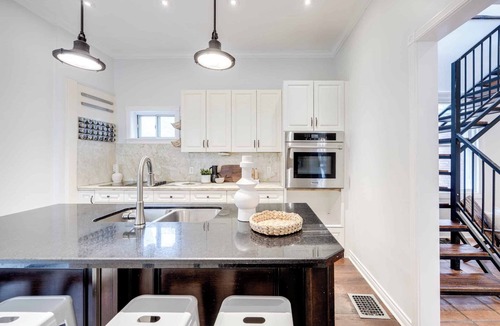 Leslieville House | Spacious and Charming Modern 3-bedroom house in Leslieville w/Hot Tub