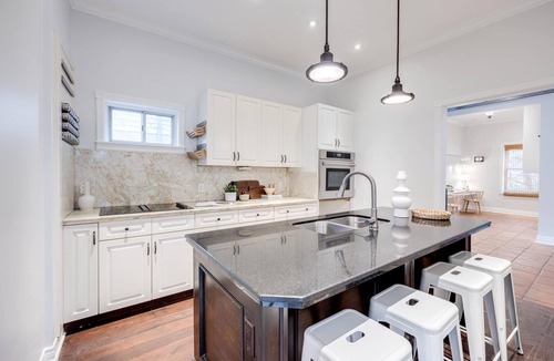 Leslieville House | Spacious and Charming Modern 3-bedroom house in Leslieville w/Hot Tub