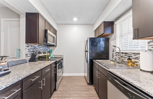 Riverside Apartment | Spacious and Chic King Bed 2BR Suite 5 Min to DT