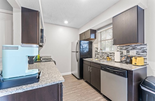 Riverside Apartment | Spacious and Chic King Bed 2BR Suite 5 Min to DT