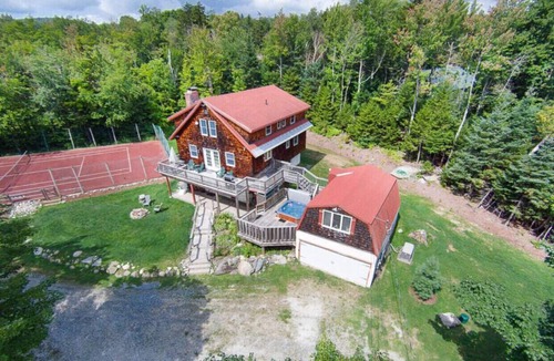 West Dover Ski Chalet | Spacious and Comfortable home. Sleeps 8. 6 bedrooms, 2 minutes to skiing