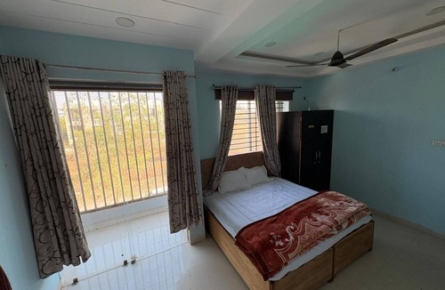 Indore Hotel | Spacious and comfortable Deluxe Double Room with a cozy bed and private bathroom