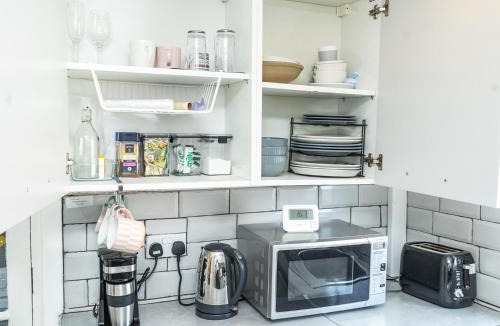 Leigh Other | Spacious and Comfy Pad - Perfect for Long Stays & Contractors - Close to Sports Village, Leigh Market, and Mesnes Park - Easy Parking - Speedy Wi-Fi - Free On-Site or Nearby Parking - Private Luxury Garden