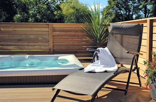 Westcott Cabin | Spacious and contemporary lodge with one king size double with ensuite shower and one twin.