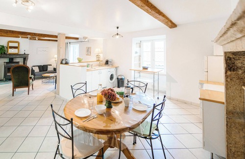 Le Crest House | Spacious and Cosy house between Lakes, Volcanoes, and Heritage!