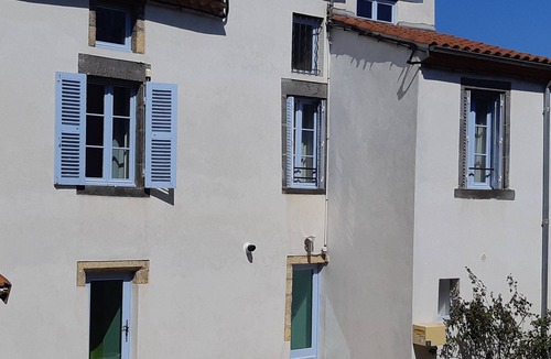 Le Crest House | Spacious and Cosy house between Lakes, Volcanoes, and Heritage!