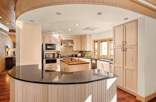 West End House | Spacious and cozy 5,000sf retreat walking distance to downtown!