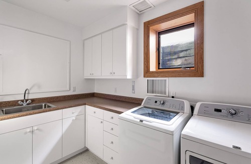 West End House | Spacious and cozy 5,000sf retreat walking distance to downtown!