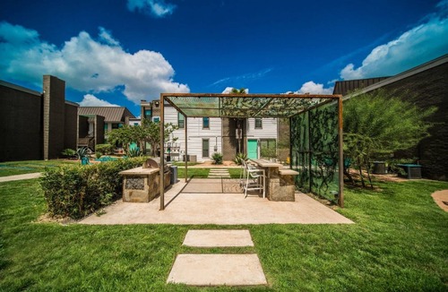 Riverside Apartment | Spacious and Cozy King Bed 2BR Suite 5 Min to DT