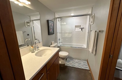 Old Bend Bed & Breakfast | Spacious and Cozy studio in charming Bend One king Bed