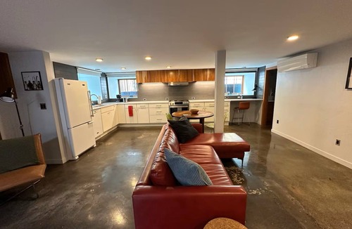 Old Bend Bed & Breakfast | Spacious and Cozy studio in charming Bend One king Bed