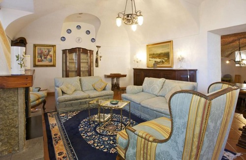 Castello House | Spacious and exceptional 6-room house with an idyllic courtyard