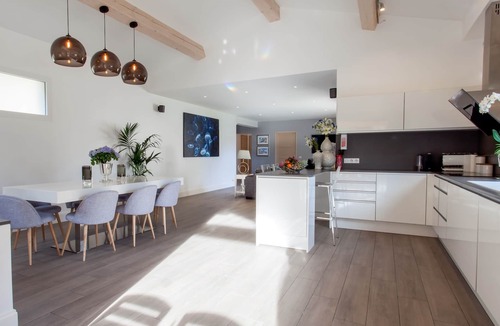 Chateauneuf-Grasse Villa | Spacious and Modern 4 Bedroom