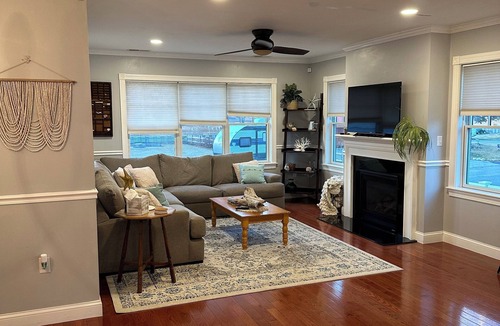 Salisbury House | Spacious and Homey 6-Bed Beach House in Salisbury