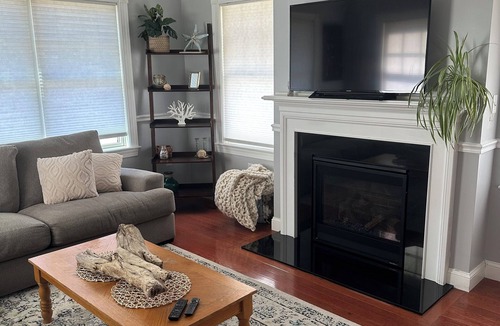 Salisbury House | Spacious and Homey 6-Bed Beach House in Salisbury