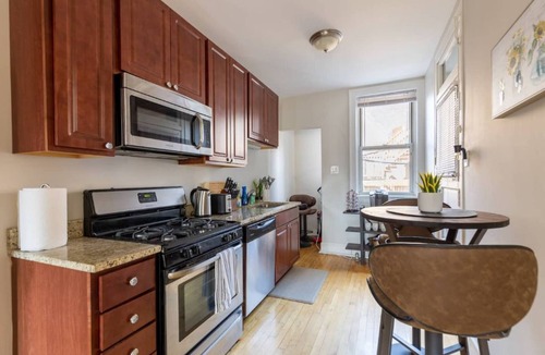 Ravenswood House | Spacious and Inviting 2BR in Lovely Lincoln Square