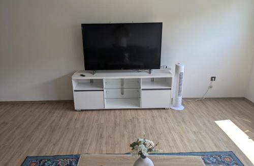 Zusch Apartment | Spacious and Luminous 3 Bedroom Apartment in a Bungalow