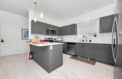 Saanichton House | Spacious and modern new construction with lots of room for the family.