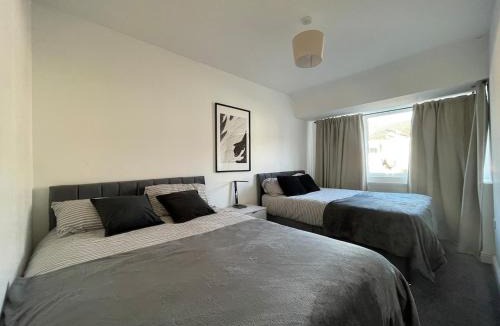 Leeds House | Spacious and Modern Home in Woodhouse - Sleeps 10