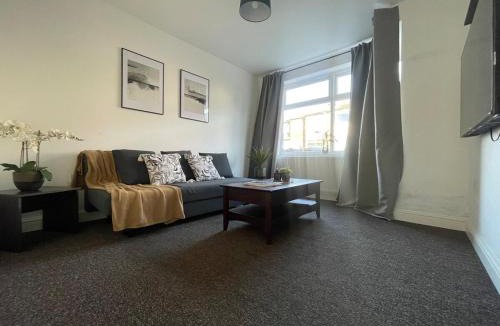 Leeds House | Spacious and Modern Home in Woodhouse - Sleeps 10