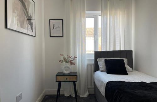 Leeds House | Spacious and Modern Home in Woodhouse - Sleeps 10