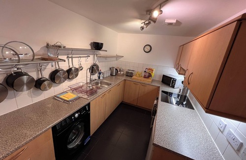 City Centre Glasgow Apartment | Spacious and Modern 3 Bedroom 1 Bathroom Apartment Near Art School, City Centre