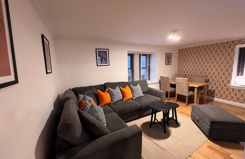 City Centre Glasgow Apartment | Spacious and Modern 3 Bedroom 1 Bathroom Apartment Near Art School, City Centre