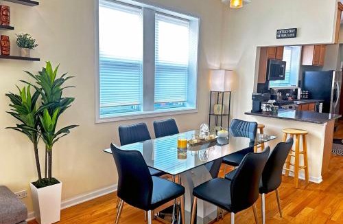 West Town Apartment | Spacious and Modern 3BD 2BA Home- Garage Parking!