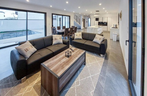 La Boisse House | Spacious and modern architect-designed house with pool and large terrace in the Lyon region.