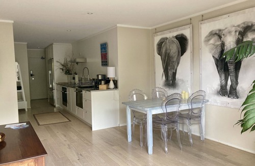 Newton Apartment | Spacious and Modern city apartment - free parking