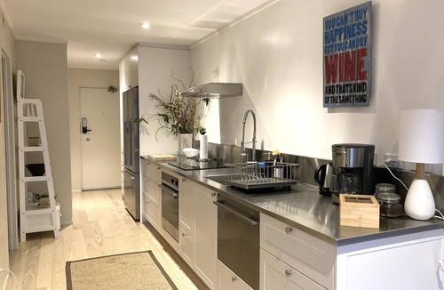 Newton Apartment | Spacious and Modern city apartment - free parking