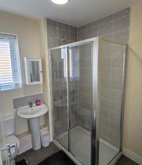 Peterborough House | Spacious and Modern 4BR with Hot Tub and Garden