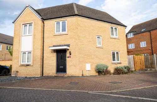 Peterborough House | Spacious and Modern 4BR with Hot Tub and Garden