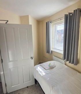 Peterborough House | Spacious and Modern 4BR with Hot Tub and Garden