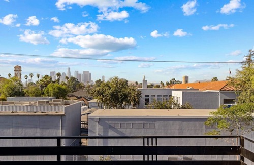 Vernon House | Spacious and modern home in Arts District