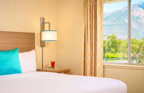 Flagstaff Hotel | Spacious and Modern Suites Near Bushmaster Park, Pets are Allowed, Pool!