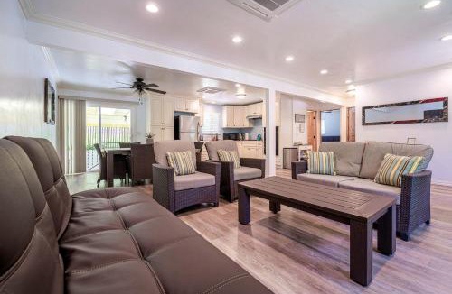 Big Bar House | Spacious and Pet-Friendly Sunny Yellow Cabin for a Wonderful Escape by the Trinity River in California