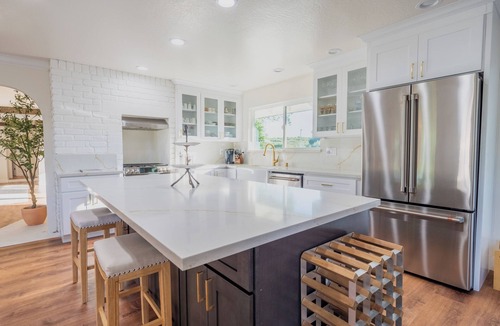 Byron House | SPACIOUS AND PRIVATE 2-ACRE ESTATE SET AMONG AN OLIVE ORCHARD