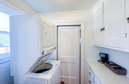Commonwealth Apartment | Spacious and Sunny Brookline Apartmentn