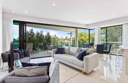 Bulimba Apartment | Spacious and Superb 3-Bed Apartment