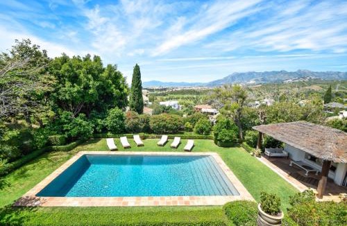 Urbanizacion el Rosario Villa | Spacious Andalusian-inspired Villa with Scenic Views