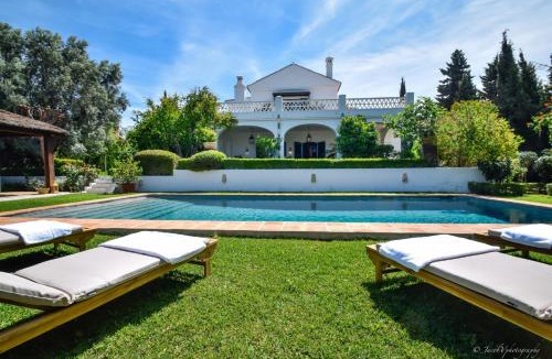 Urbanizacion el Rosario Villa | Spacious Andalusian-inspired Villa with Scenic Views