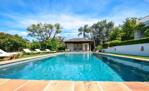 Urbanizacion el Rosario Villa | Spacious Andalusian-inspired Villa with Scenic Views