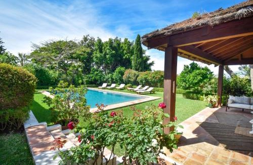 Urbanizacion el Rosario Villa | Spacious Andalusian-inspired Villa with Scenic Views