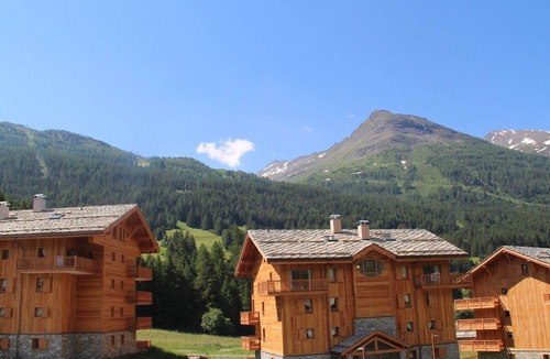 Val Cenis Apartment | Spacious apartment in Lanslevillard with balcony and parking