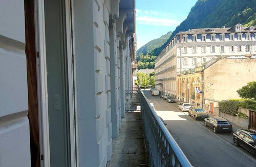 Cauterets Apartment | Spacious apartment for 8, Cauterets city center, balcony