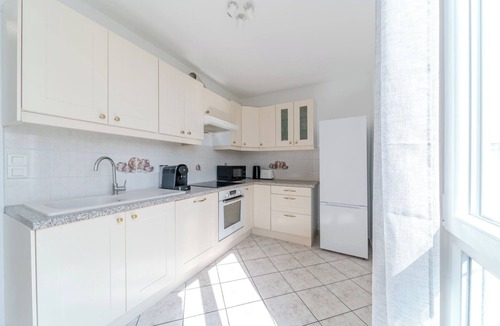 Bron Apartment | Spacious Apartment for 8 People - Bron Grand Clement