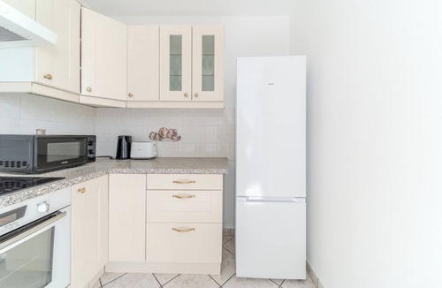 Bron Apartment | Spacious Apartment for 8 People - Bron Grand Clement