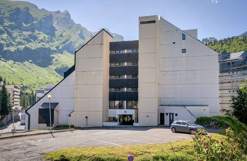 Eaux-Bonnes Apartment | Spacious Apartment for 6 in Gourette