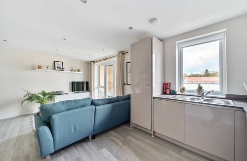 Runnymede Apartment | Spacious Apartment in Addlestone with Free Parking- Pass the Keys